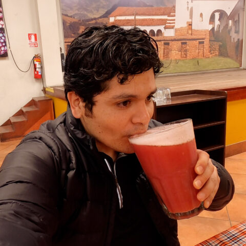 Tomando frutillas en la picantería la cusqueñita